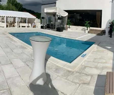 Pensjonat Pensiunea White Department